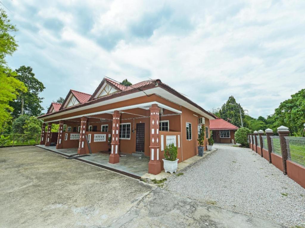 Oyo 90642 Twin Mutiara Chalet & Homestay Jeli Экстерьер фото